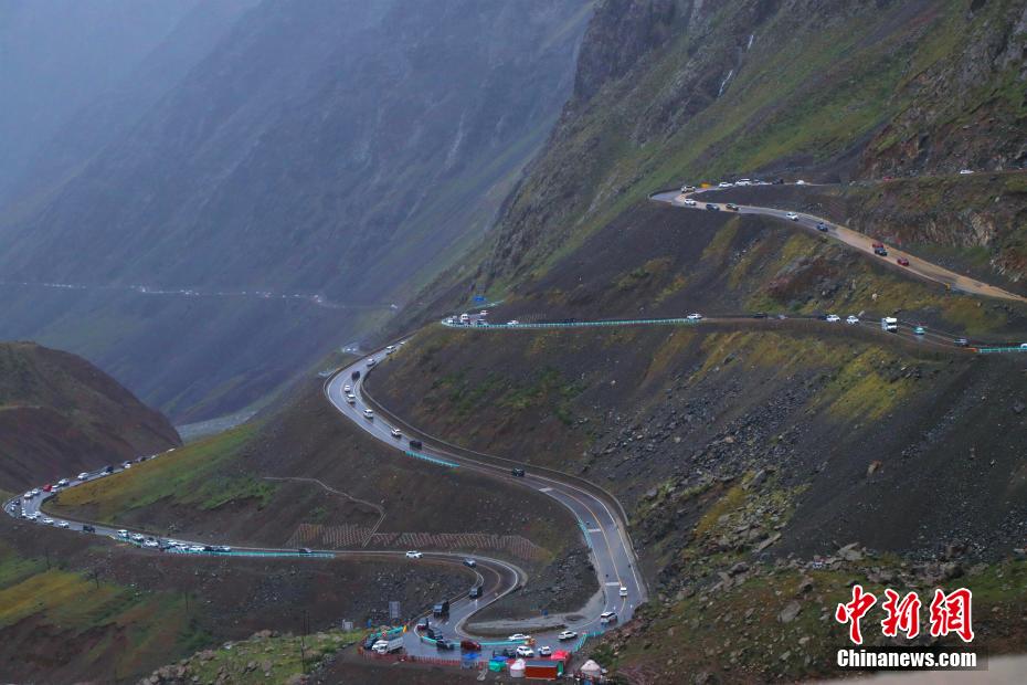 新疆独库公路：“一日游四季，十里不同天”