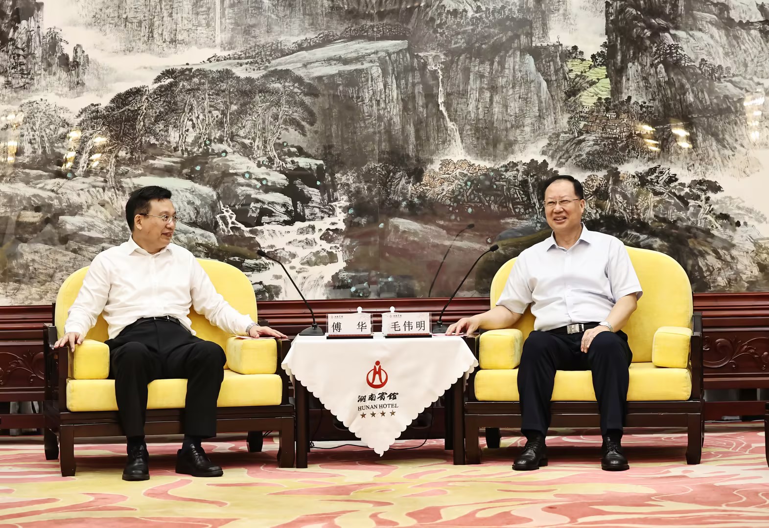 毛伟明与傅华一行会谈