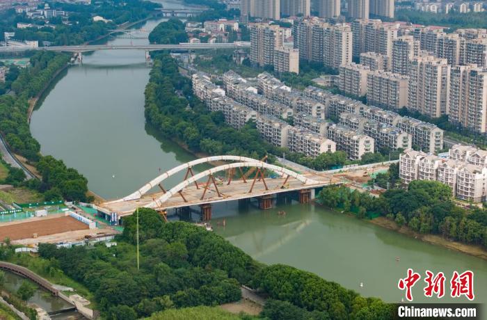 南京梅苑南路跨秦淮新河大桥成功“渡河”