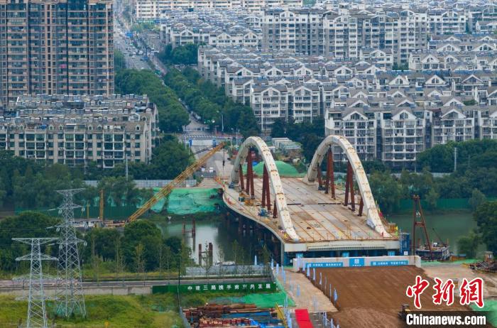 南京梅苑南路跨秦淮新河大桥成功“渡河”