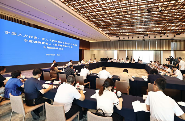 毛伟明在株洲参加省人大代表小组主题活动