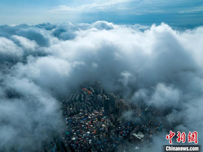 广西梧州：云雾缭绕 宛如仙境