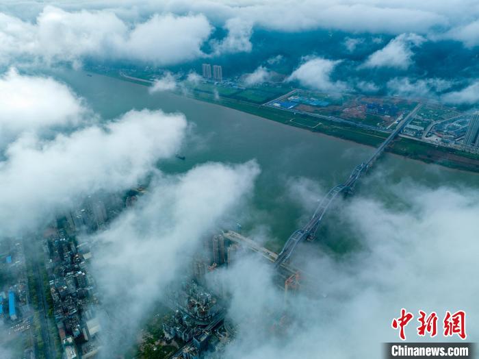广西梧州：云雾缭绕 宛如仙境
