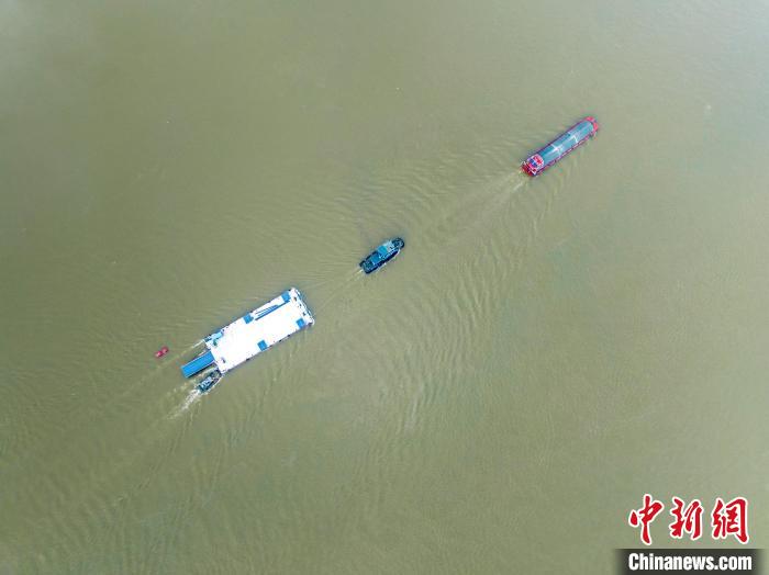 广西梧州：西江黄金水道货运忙