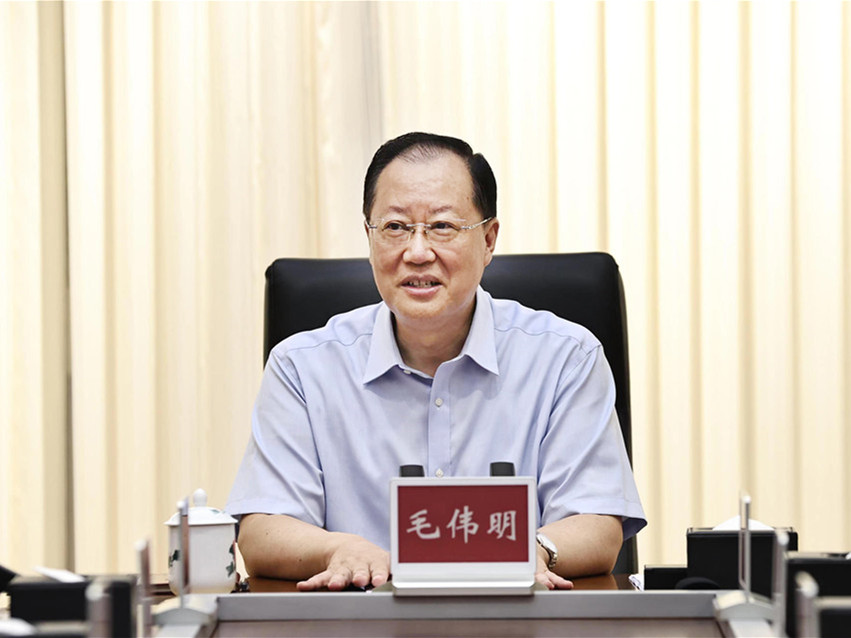 毛伟明主持省政府党组会议 传达学习省委十二届四次全会精神