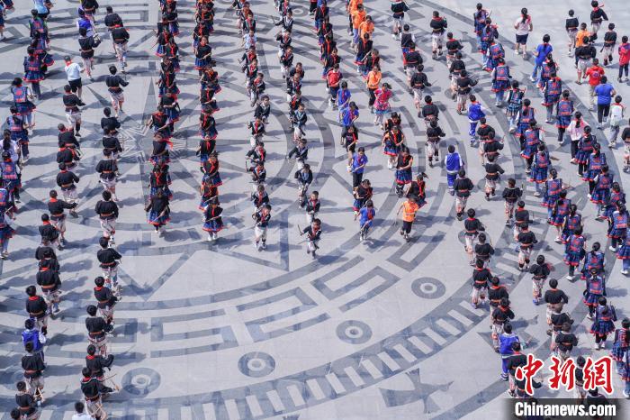 数百名小学生在广西南丹演绎国家级非遗大型舞蹈《勤泽格拉》