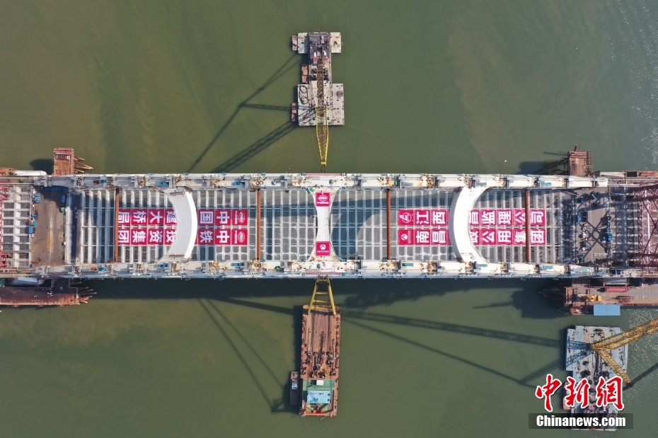 江西最大跨度钢混组合梁钢箱拱桥主桥合龙