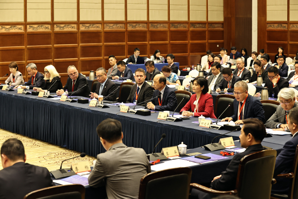 毛伟明与跨国公司代表举行圆桌会议：双向奔赴 “湘”伴成长