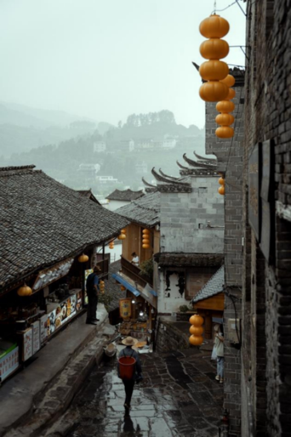 这个挂在瀑布上的千年古镇，藏着中国人心中最温柔的乡愁