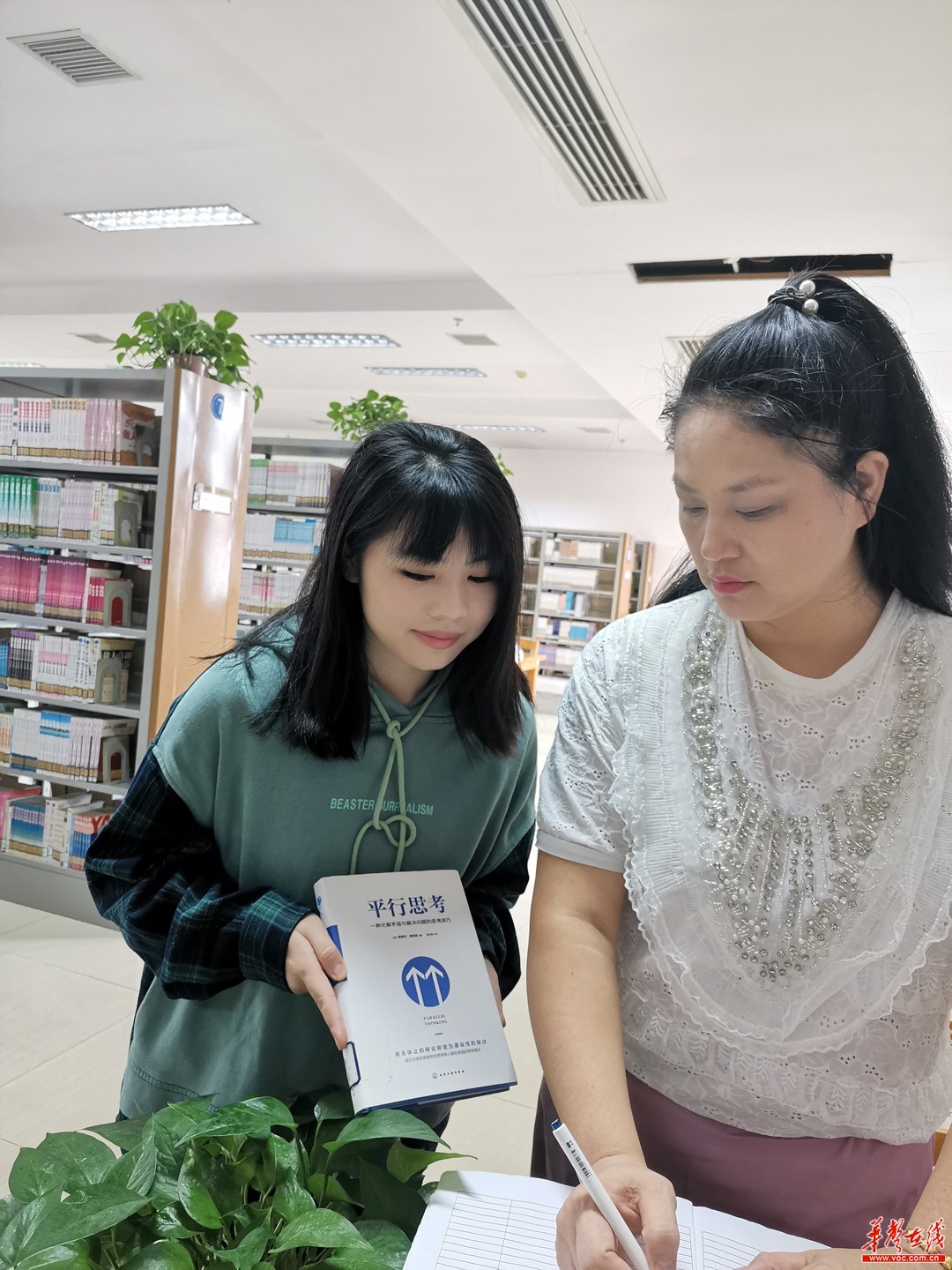 湖南信息学院图书管理员曹鹏：乐此不疲甘当书梯-华声在线