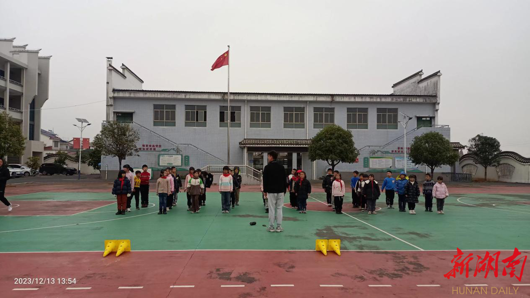 明德美琪学校赴乔口小学开展物资捐赠及送教活动