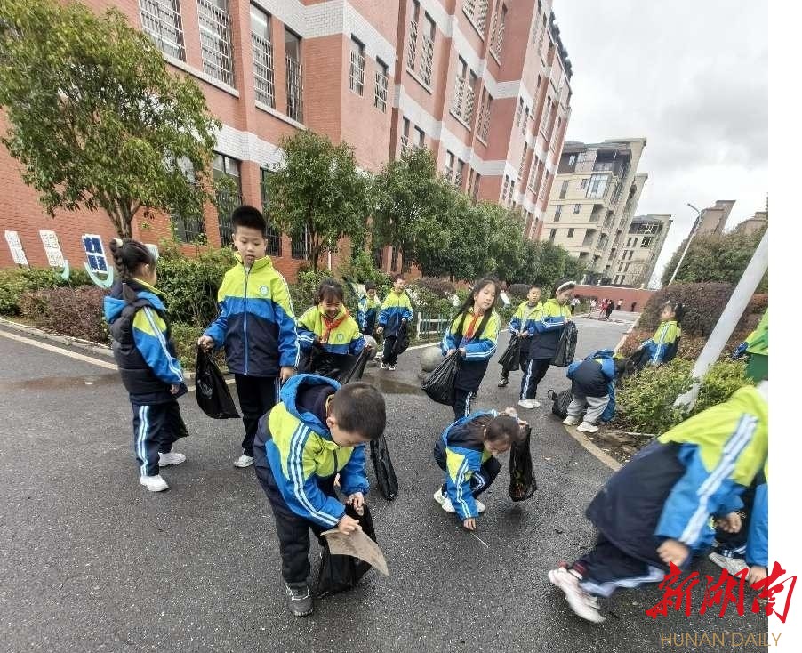 祁阳市明德小学校园弯腰在行动