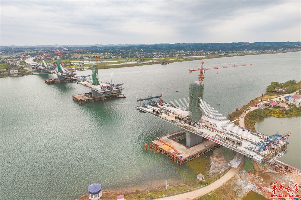 醴娄高速株洲湘江特大桥建设正酣