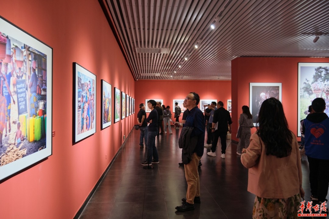 用影像记录“丝路故事” 胡延安摄影艺术展在长沙举行