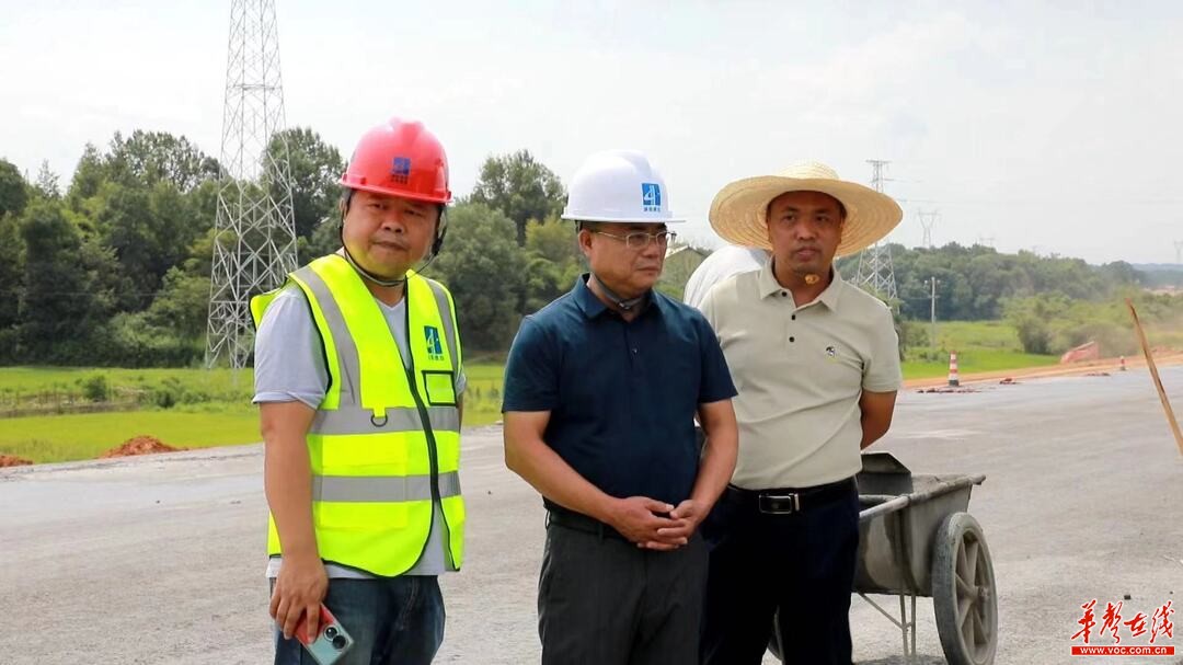 坚守施工阵地，12年与高速公路为“伴”——记永零高速路面二标项目副经理杨燕