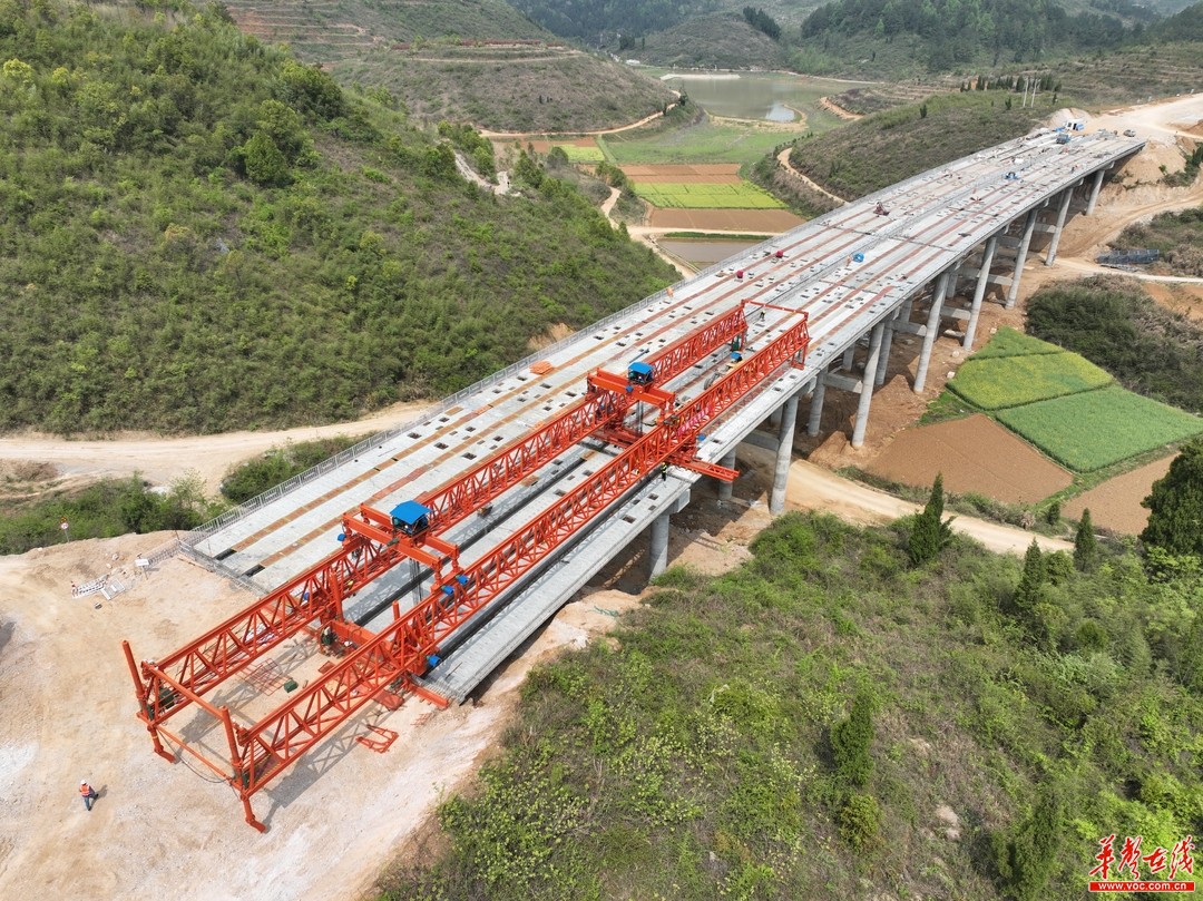 G59高速项目新新段唐家冲大桥梁板架设完成