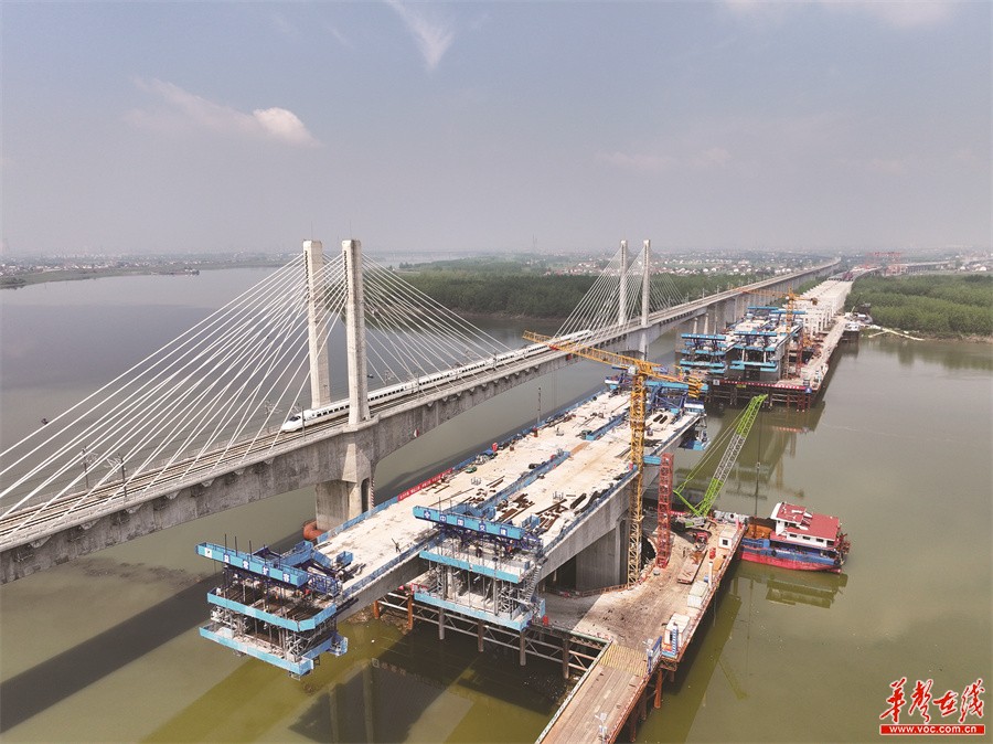 4月8日,益常高速公路扩容工程八合同段沅水特大桥,工人在悬浇连续梁上