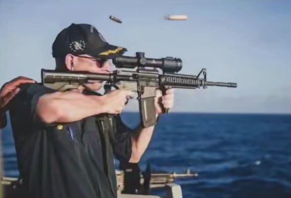 美国海军官网发布军官持枪照 瞄准镜装反 盖子没打开