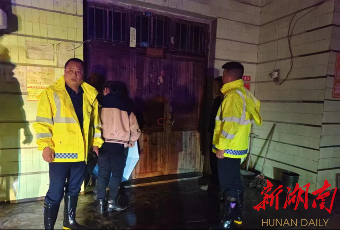 浏阳市荷花街道：党员干部多措并举开展雨季防汛撑起“平安伞”