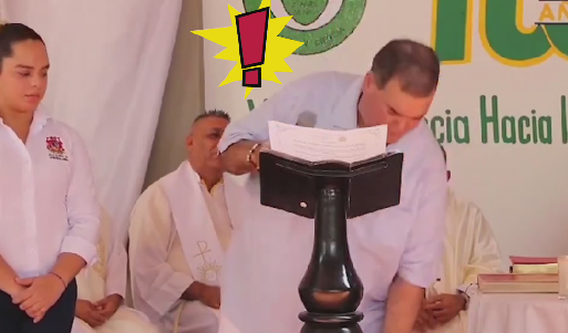 哥伦比亚一市长台上讲话时裤子掉落 用一句话轻松化解尴尬