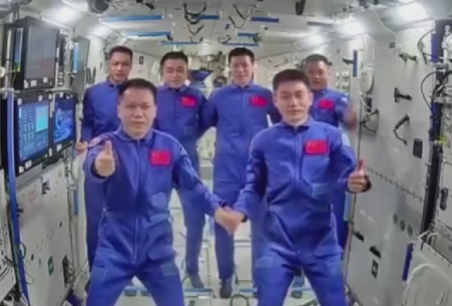 中国6名航天员空间站同框飞翔
