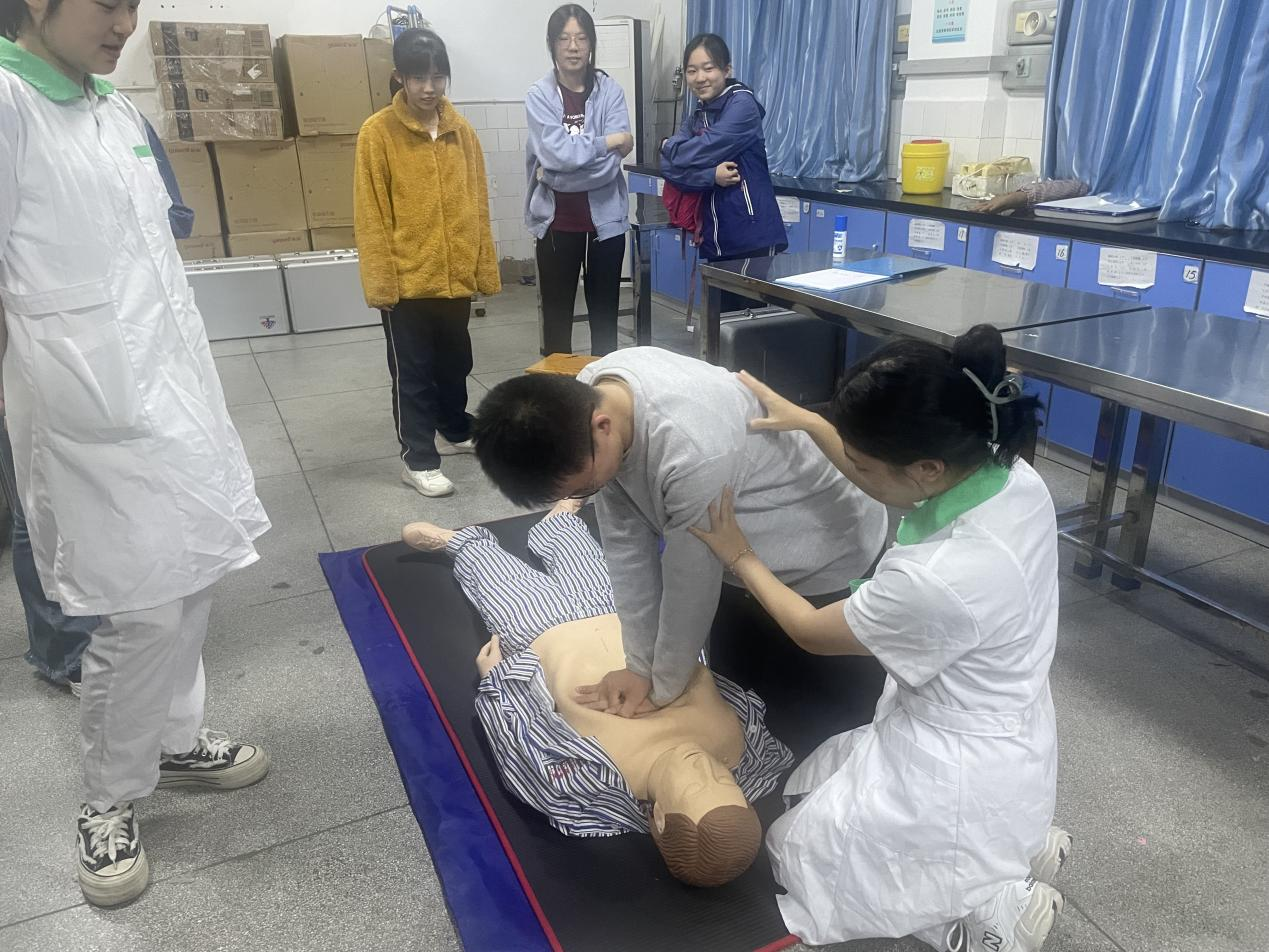 南华大学为初三学生开展心肺复苏培训 - 华声在线