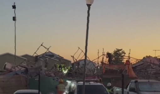 南非一栋5层建筑倒塌数十人被困 事故已造成3人死亡