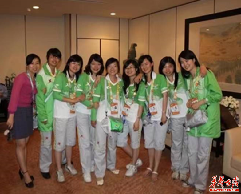 上海世博园内,80后,90后的志愿者,因身穿白绿相间的统一工作服装