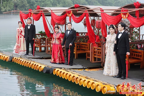 10对新婚夫妇举行集体婚礼 520在郴州“湘亲湘爱”
