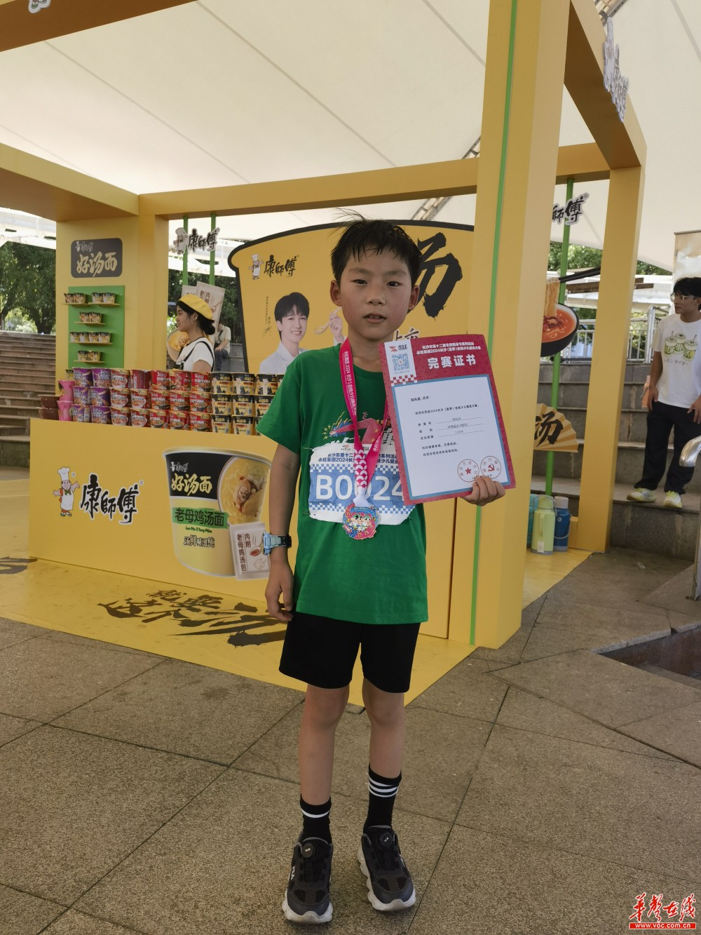 在鸭嘴公园里,越来越多的家庭汇聚起来,他们都是参加