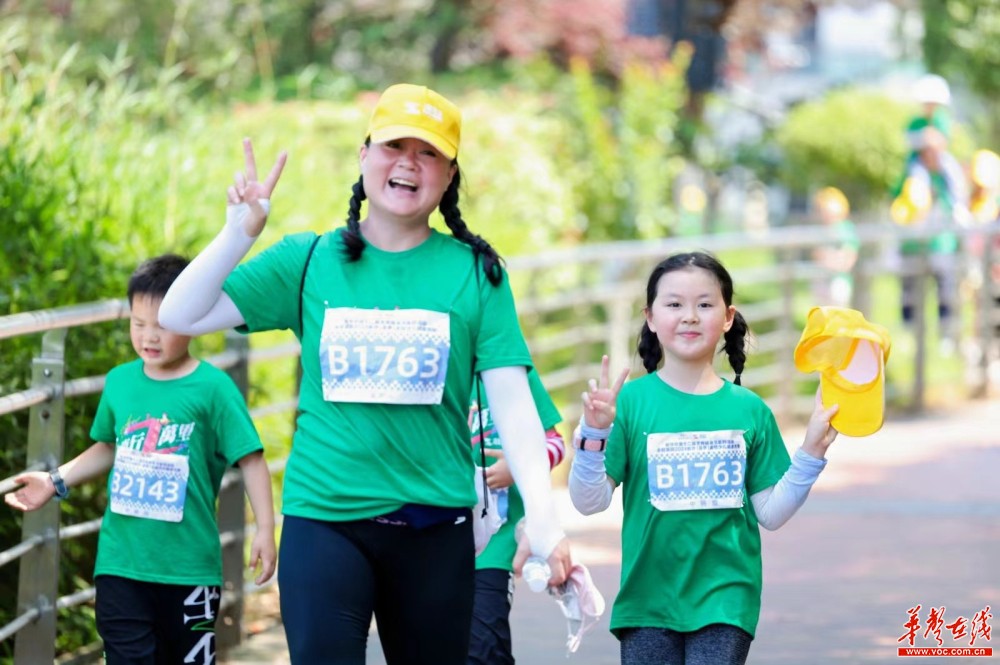 在鸭嘴公园里,越来越多的家庭汇聚起来,他们都是参加2024长沙夏季走娃