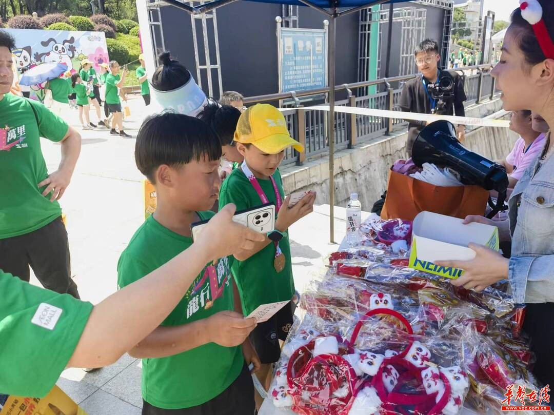 在鸭嘴公园里,越来越多的家庭汇聚起来,他们都是参加