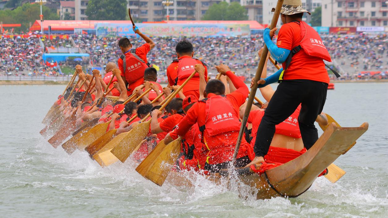 曾经沅陵龙舟赛都是采用的这种"老龙船",直到一次赛事,来自常德汉寿的