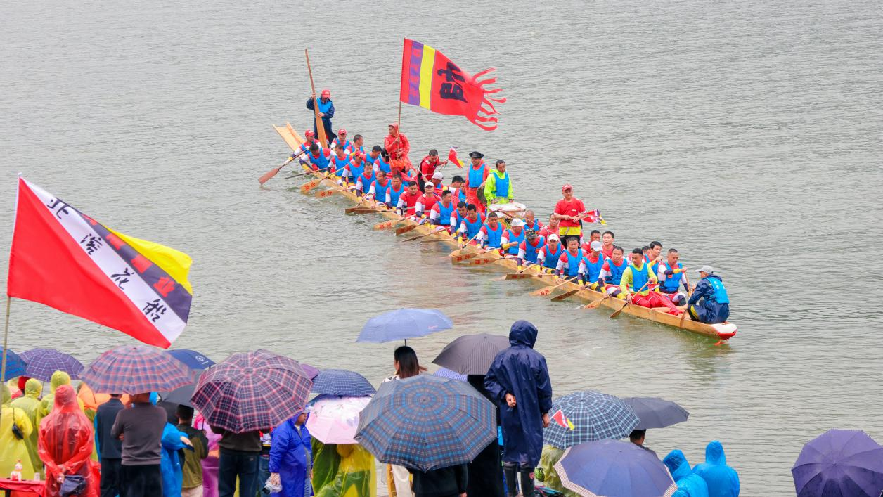 在沅陵龙舟赛上,失败的一方不说"输了比赛",只说是"输船",赢了比赛就