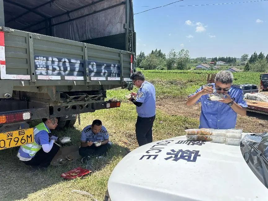 7月6日，交警们正在吃午饭。