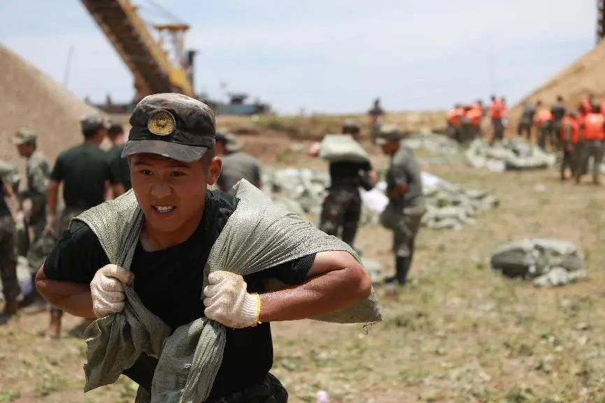 7月6日，武警官兵正在现场进行救援。童臻熙 摄