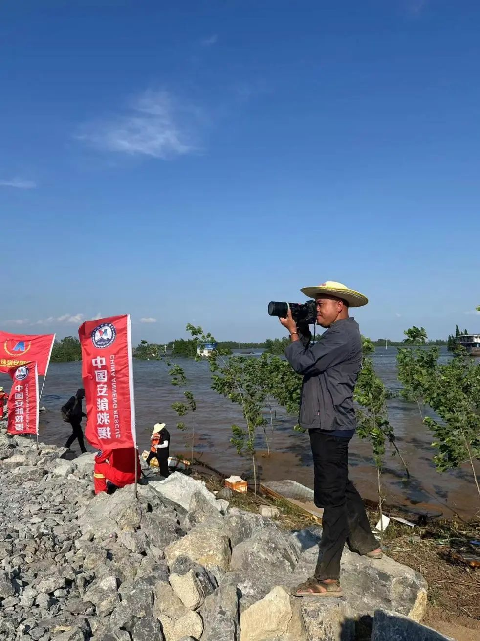 7月6日，郭立亮老师在决口进行拍摄。