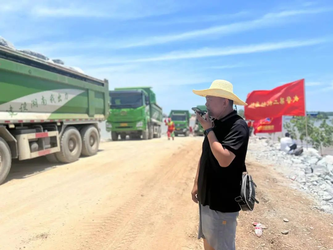 7月7日12时许，湖南广播电视台交通频道记者赵禹在华容县团洲垸洞庭湖一线堤防决口封堵现场进行采访。