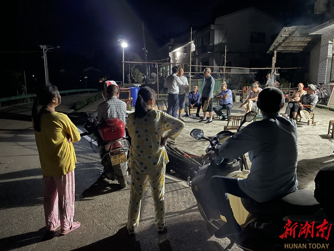 村民围着我们反映灾后重建情况