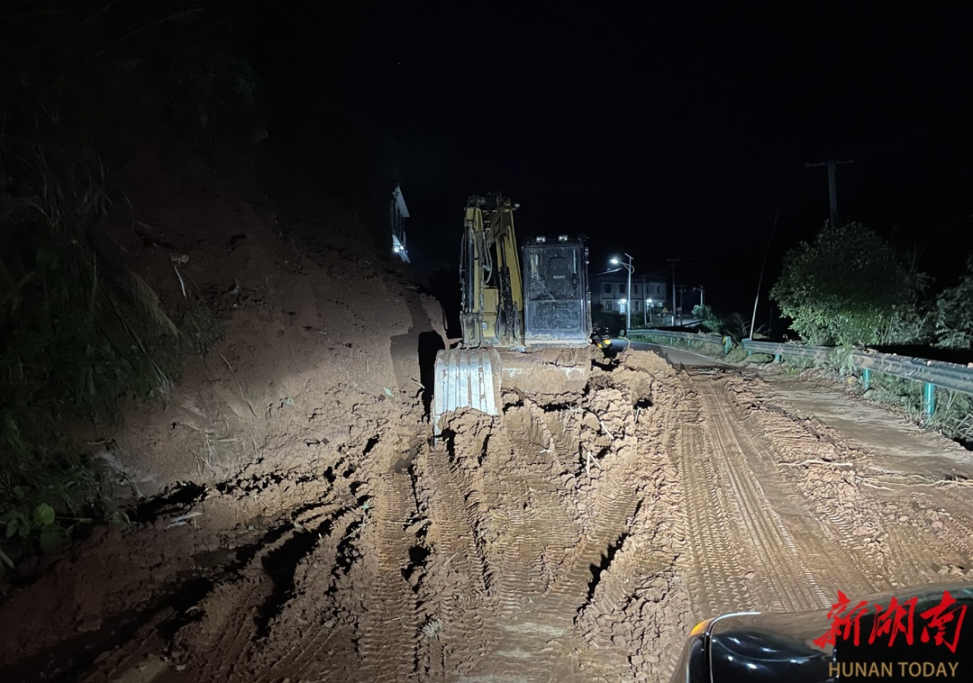 新合村部分路段发生严重山体滑坡