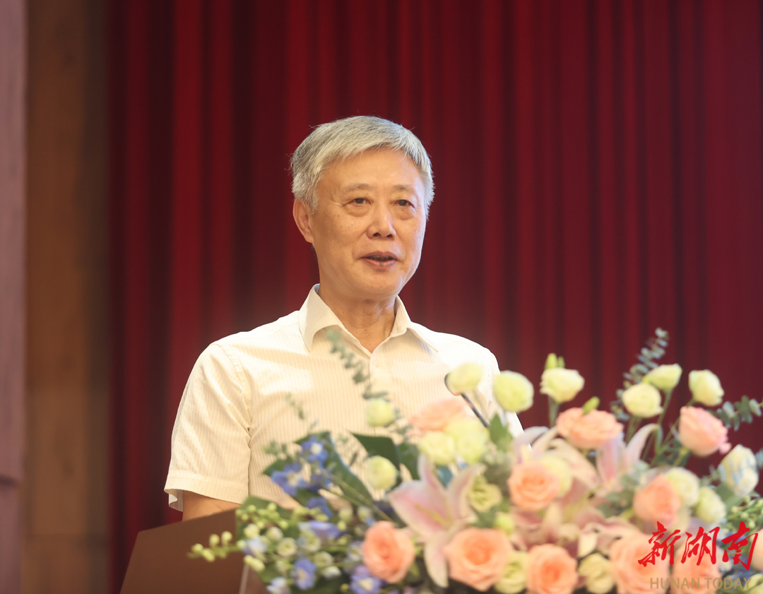 (中国楹联学会会长李培隽在开幕式上讲话。)