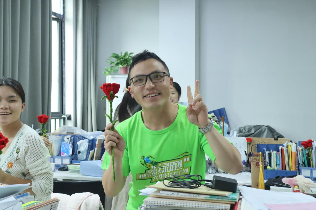 一棵树的扎根——湖南大汉技工学校杨孟熊的党员本色 - 华声在线