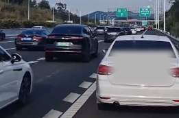 小車占應急車道拒讓救護車