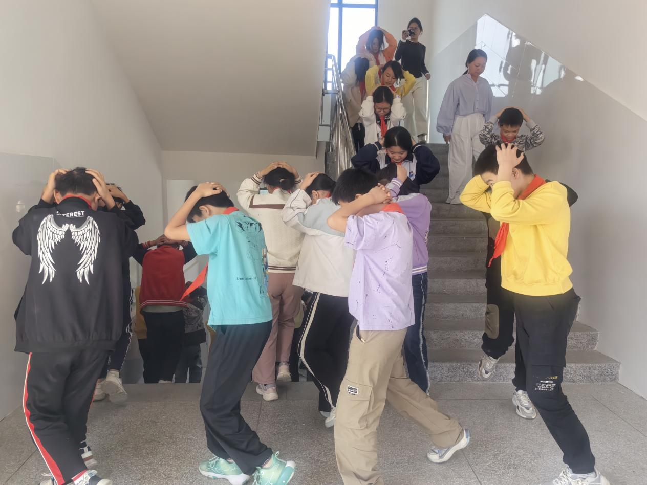 泸溪县兴隆场小学开展防震减灾实战模拟演练筑牢校园安全防线