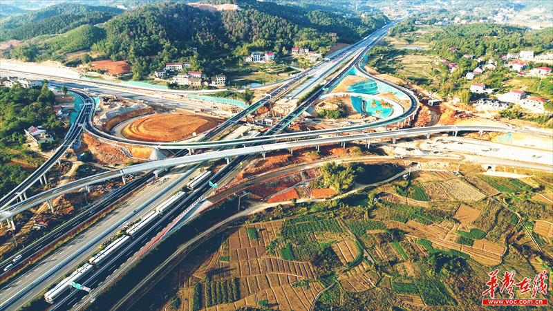 正在加快扫尾的娄底枢纽互通，是目前全省最大的高速公路互通