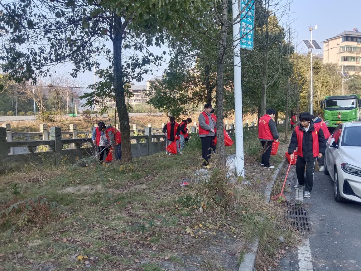 上白水社区开展保护环境人人有责捡垃圾志愿服务活动