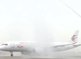 “水門禮”迎接國產(chǎn)大飛機(jī) C919“滬港航線”首航抵達(dá)香港