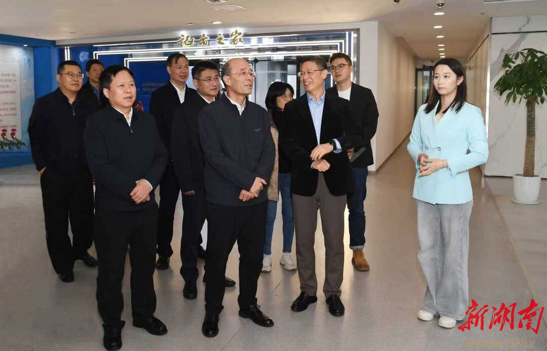 中国记协党组书记、副主席刘思扬调研湖南省“记者之家”