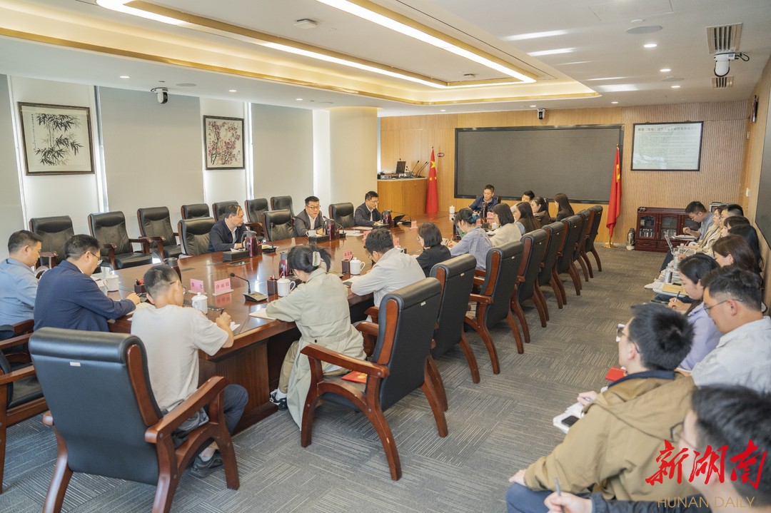 4月30日,在五四青年节即将到来之际,湖南日报社(集团公司)召开青年员工代表座谈会。 湖南日报全媒体记者 李健 摄 4月30日,在五四青年节即将到来之际,湖南日报社(集团公司)召开青年员工代表座谈会。 湖南日报全媒体记者 李健 摄