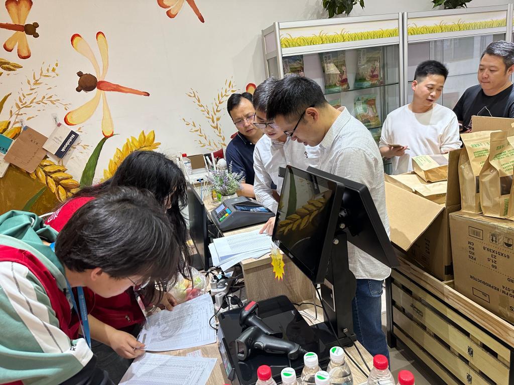 长沙民政职院开展多场驻点村农特产品进校园助销活动